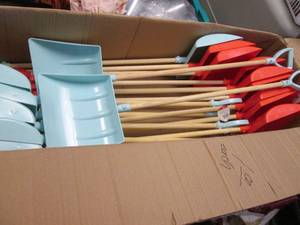 lot 76 image: Box of Assorted Childrens shovels