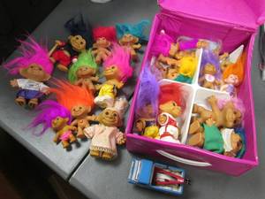 lot 84 image: Tremendous Team of Treasure Trolls housed in their own branded case. Bonus item is a vintage Tonka Tow Truck in fantastic condition