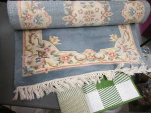 lot 324 image: 34 indooroutdoor rug along with a soft floral 46 area rug