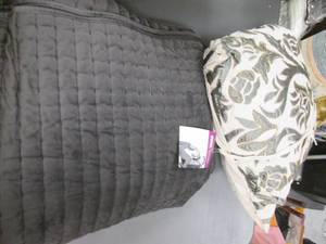 lot 327 image: Soft 10492 blanket and contrast accent pillow