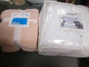 lot 329 image: XL Twin Sherpa Blanket and Twin Xl Mattress pad