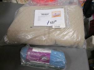 lot 334 image: Microfiber Yoga Towel and Queen sized quilt