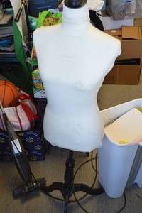 lot 101 image: Body Mannequin - Broken Leg Stand