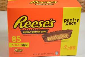 lot 29 image: Reeses Peanut Butter Cups Pantry Pack Best by 072024