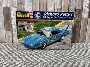 lot 44 image: Richard Pettys 70s Superbird