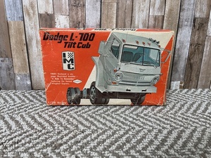 lot 77 image: Dodge L-700 Tilt Cab