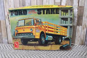 lot 63 image: Ford Stake C-600 Tilt Cab