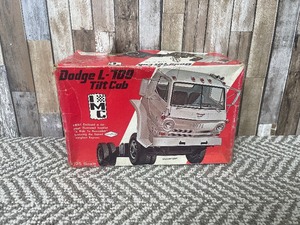 lot 8 image: Dodge L-700 Tilt Cab