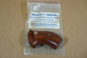 lot 30 image: Smith & Wesson Wood Revolver Grips - J-Frame