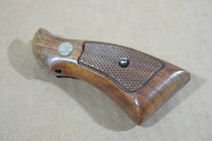 lot 32 image: Smith & Wesson Wood Revolver Grips - J-Frame