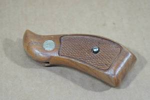 lot 34 image: Smith & Wesson Wood Revolver Grips - J-Frame