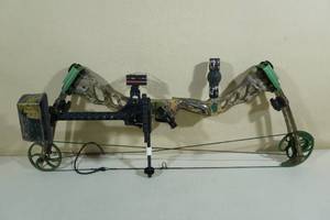 lot 52 image: Bear Instinct RH Compound Bow - 50#31