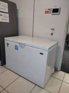 lot 86 image: Maytag 15 CU. FT. Chest Freezer with door lock. MZC31T15DW