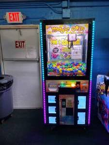 lot 51 image: Magic Coin Claw Vending Machine by Smart Industries