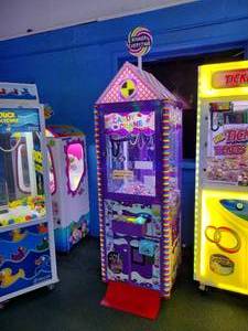 lot 90 image: Candy House Candy Crane Machine by Smart Industries