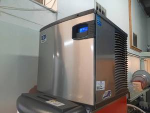 lot 57 image: Manitowoc Stainless Steel (NSF) Ice maker without storage means