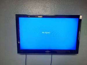 lot 135 image: Dynex 40 LCD TV DX-40I261A12 With Remote