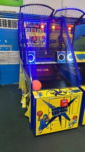 lot 25 image: Buzzer Bee-Ter by Benchmark and 4 balls