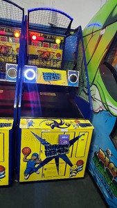 lot 29 image: Buzzer Bee-Ter by Benchmark and 4 balls