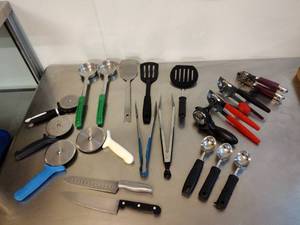 lot 151 image: (20) Kitchen Hand Tools Dexter, Winco, Farberware, Oxo, Chef Master, SwingAway