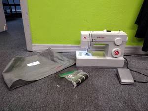 lot 152 image: Singer 4411 Heavy Duty Sewing Machine with dust cover
