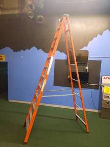 lot 159 image: Husky12 foot step ladder. Type 1A 300 pound load. Fiberglass