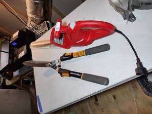 lot 225 image: Fiskars Hedge Shears Homelite 2.7 Amp Electric Hedge Trimmer