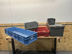 lot 114 image: Lot of 5 Plastic Bins