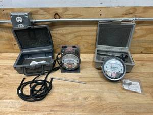 lot 44 image: Lot of 2- MAGNEHELIC Gauges