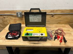lot 72 image: GREENLEE Megohmmeter 5 kV