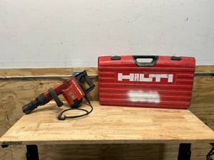 lot 22 image: HILTI TE 805 Hammer Drill with Case