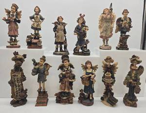 lot 106 image: 12 BOYD BEARS Folkstone Collection Figurines