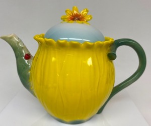 lot 131 image: SORELLE Fine Porcelain Daisy Tea Pot