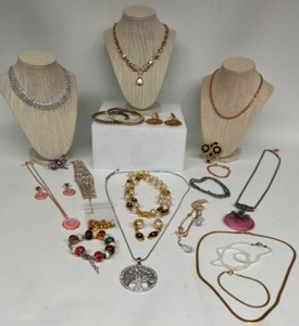 lot 182 image: Lot of Fashion Jewelry, Necklaces, Bracelets Matching Sets, Earrings & Pins including GRAZZIANO