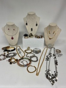 lot 192 image: Fashion Jewelry Grouping - Rhinestones, Cobachons & Beads