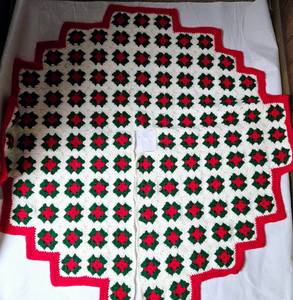 lot 226 image: Vintage Crochet Granny Square Christmas Tree Skirt