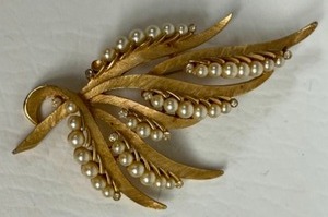 lot 244 image: Vintage CROWN TRIFARI Gold Tone & Faux Pearls ALFRED PHILIPPE Designed Flowered Pin