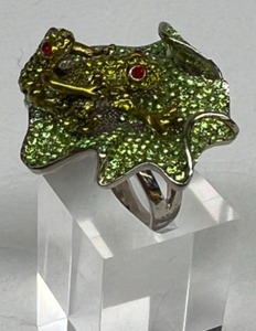 lot 256 image: Novelty Swarovski PAVE Mommy Frog & Baby Frog on a Lily Pad Ladies RING