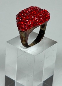 lot 262 image: Pave Crystal Kissing LIPS Cocktail Ring Ladies sz 9-9.25