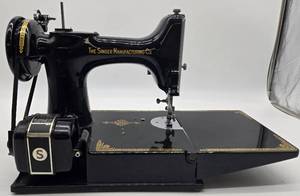 lot 280 image: Vintage 1950s SINGER Featherweight Portable Sewing Machine