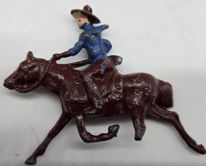 lot 339 image: Vintage Soldiers & Indian Iron Lead Toy Figurines