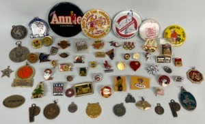 lot 386 image: Vintage Charms, Pinback Buttons, Pins, Medallions & Pendants Collectilbes