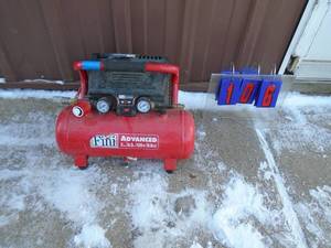 lot 106 image: Fini 2 gas air compressor. Powers up. As shown.