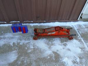 lot 109 image: Hein Warner hydraulic jack with hadnle. Untested. As shown.