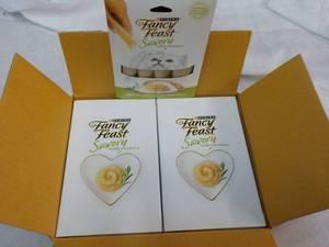 30 x 4 packs Fancy Feast Natural Chicken in a Demi-Glaze Purina Savory Cat Treats retail $90