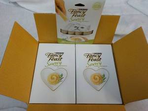 30 x 4 packs Fancy Feast Natural Chicken in a Demi-Glaze Purina Savory Cat Treats retail $90