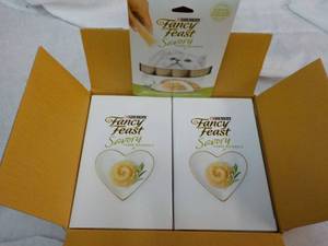 30 x 4 packs Fancy Feast Natural Chicken in a Demi-Glaze Purina Savory Cat Treats retail $90