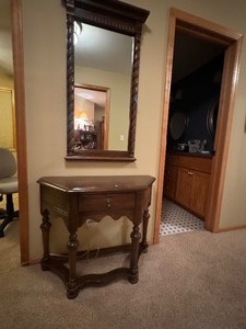 lot 58 image: Ethan Allen Accent Table With Wall Mirror