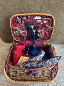 lot 36 image: Picnic Basket With Dishes