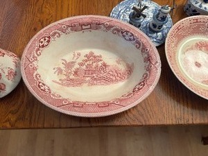 lot 39 image: Collectino Of RedBlue And White China